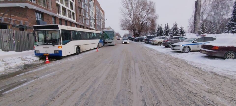    ДТП с автобусами в Барнауле . Источник: Госавтоинспекция Алтайского края