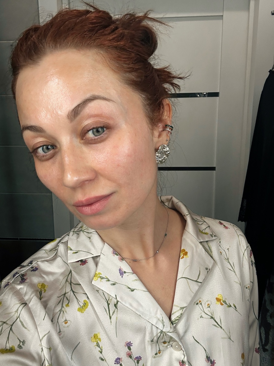 В марте мне 40. Когда я начала в тридцать с небольшим вести блог, то частенько на рассказы о моем уходе получала ехидные комментарии — «в сорок поговорим». Резюмируя, речь была о том, что в 40 молодо и свежо без косметики выглядеть нельзя. Вот теперь мне 40, и я не стесняюсь показаться в кадре даже совсем без макияжа. Я не использую фильтры и у меня нет филлеров, ботокса и нитей в лице. Более того, по вашим фотографиям в Телеграм, я точно могу сказать, что хорошо выглядеть можно не то что в 40, но и в 50, и в 60 и далее. А вот тот путь, который приведет вас к этому «хорошо» у каждой свой. У меня это — аппаратный уход уже на длительном периоде времени. 