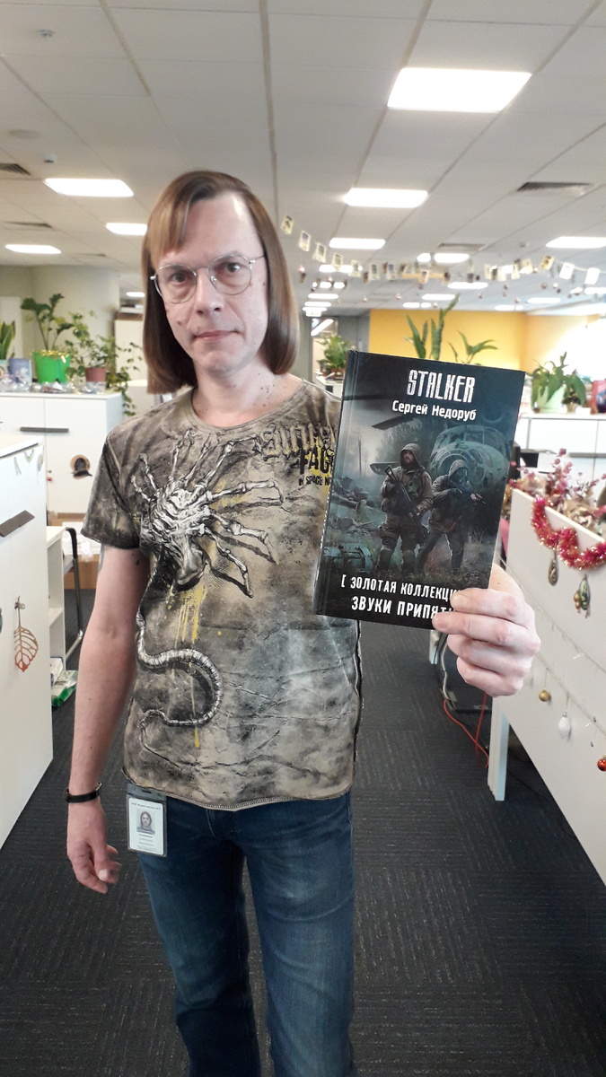 Редактор "Жанров" Алекс де Клемешье с сигнальным экземпляром романа Сергея Недоруба "Звуки Припяти"