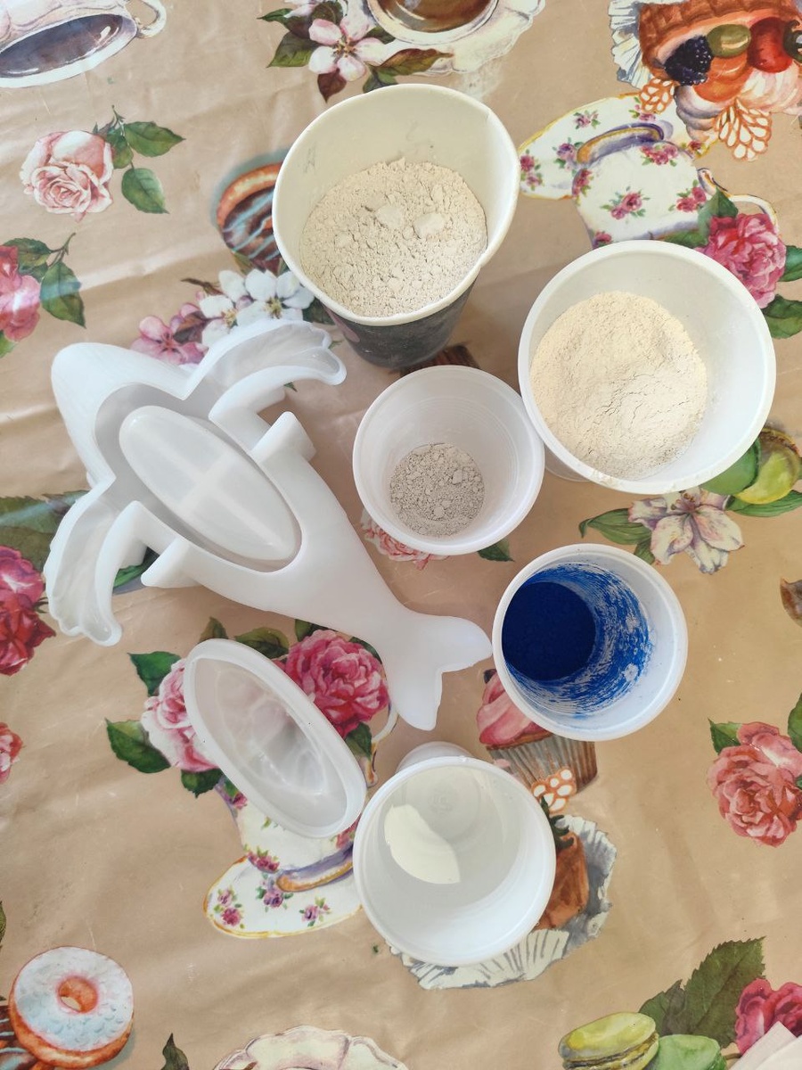 Отмеряны пропорции гипса, пластификатора, пигмента и воды для смеси.