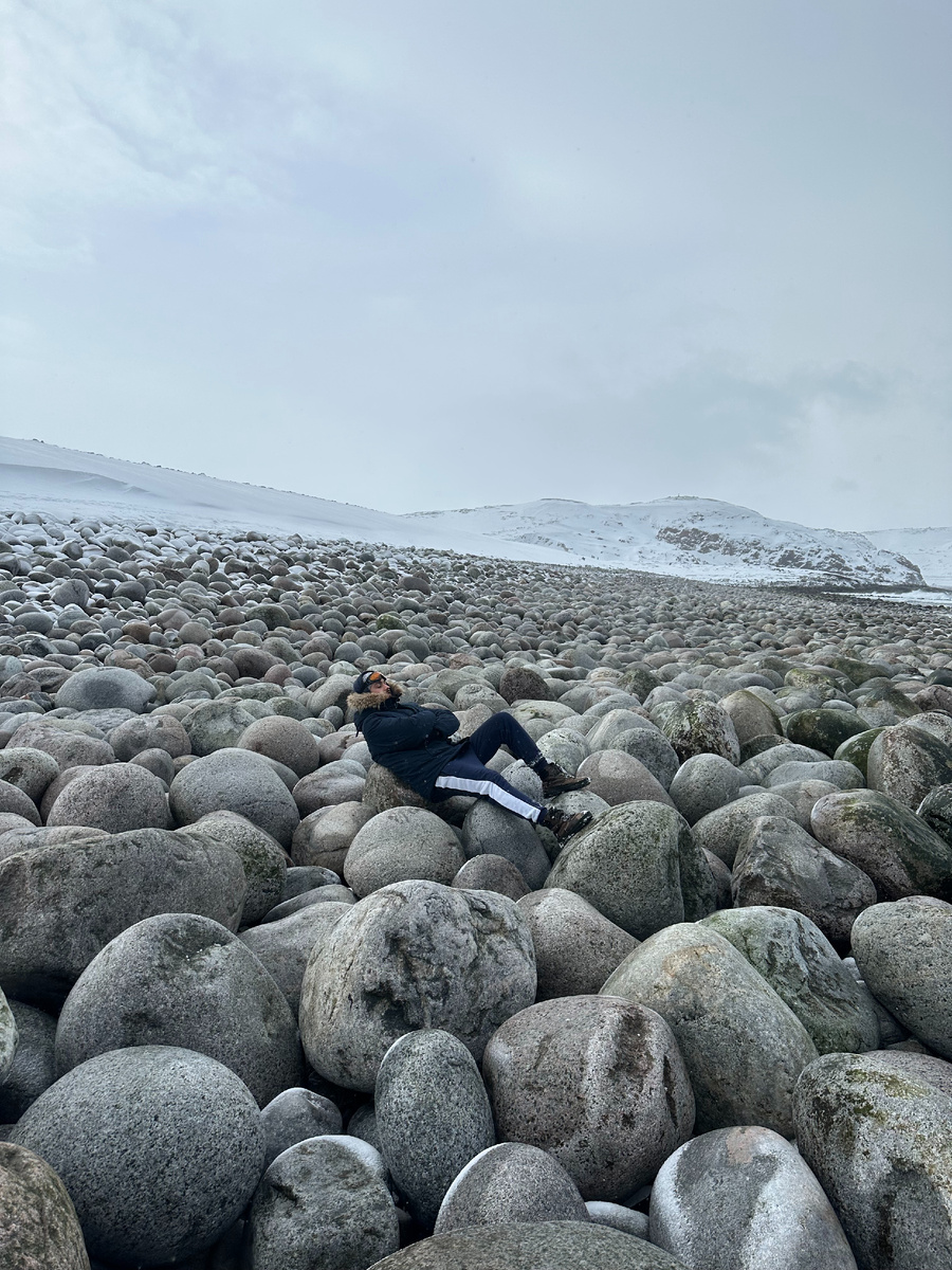 Я на пляже с яйцами дракона.