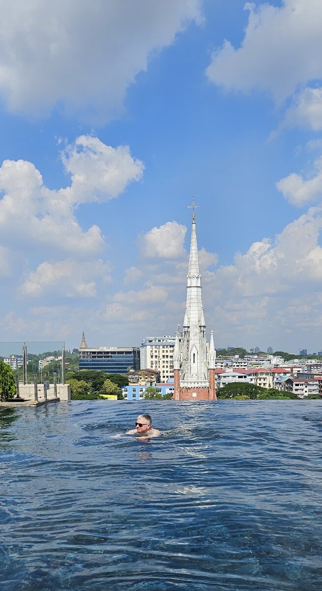 Бассейн в отеле с видом на католический собор