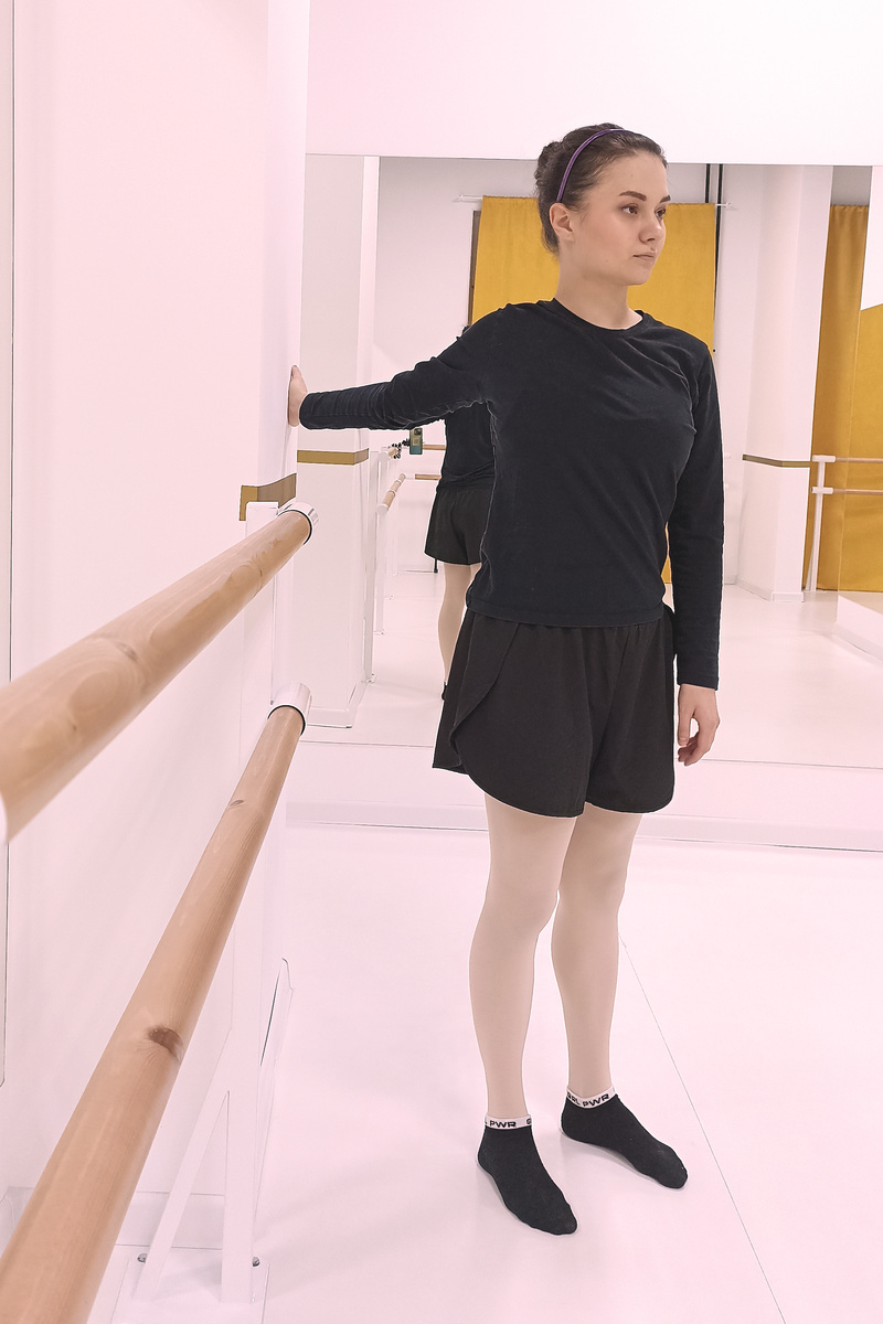 Поднимите прямую руку в сторону чуть ниже плечевого сустава. Поворачивайте корпус от стены. Натяжение должно ощущаться в сгибателях локтя (внутренняя сторона плеча). 