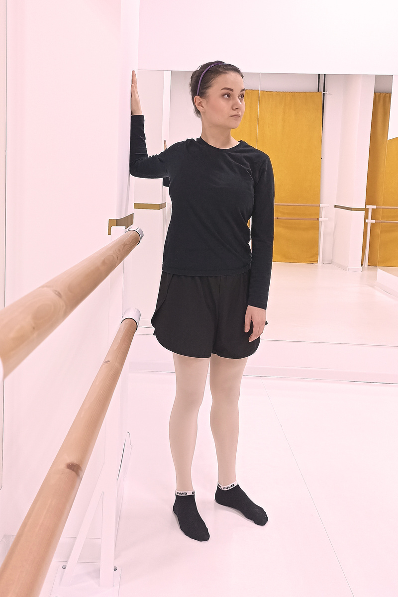 Встаньте боком к стене, расположите предплечье так, чтобы локоть находился чуть ниже плечевого сустава. Медленно поворачивайте туловище от руки. Сохраняйте положение лопатки, не поднимайте плечевой сустав. Натяжение должно ощущаться в грудных мышцах. 