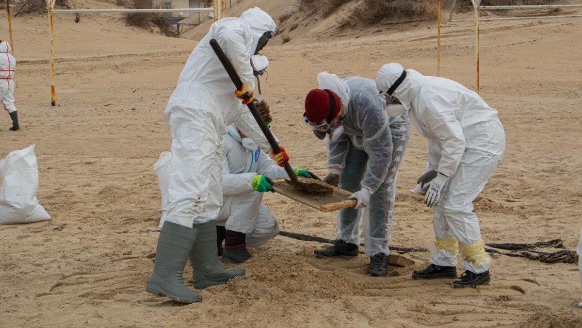    Волонтёры просеивают замученный песок. Фото: Штаб #МЫВМЕСТЕ