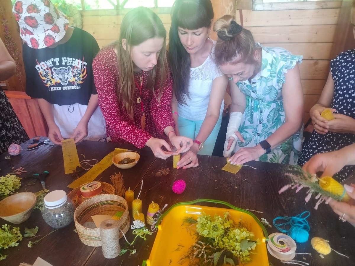 Изготовление свечей на мастер-классе на "Пантелеймоновой пасеке"