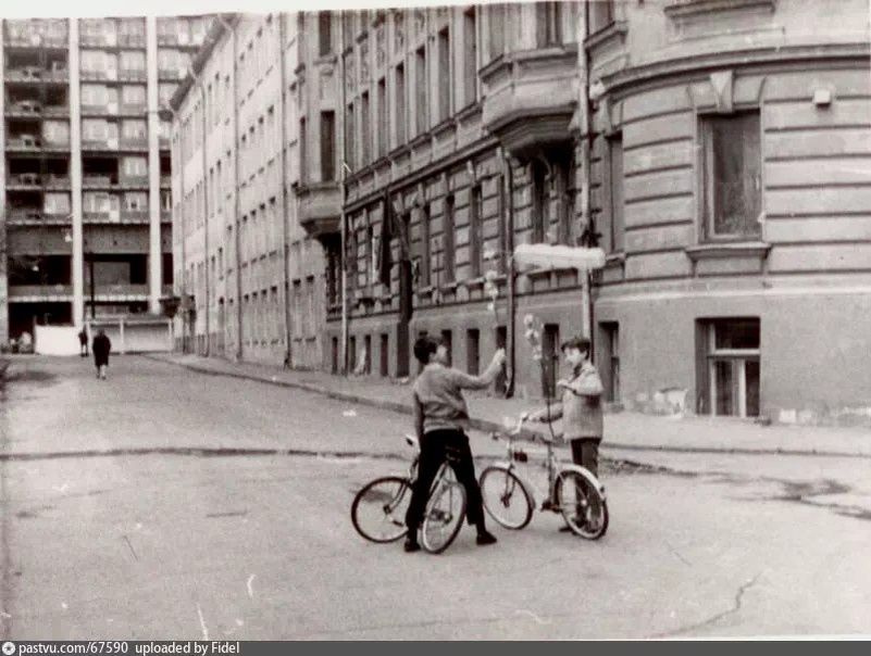 Столовый переулок. Возле дома, где жил Титов. Рядом здание нашей 110-й школы. 1971-1972 г. Автор: Горбунов В.Т.