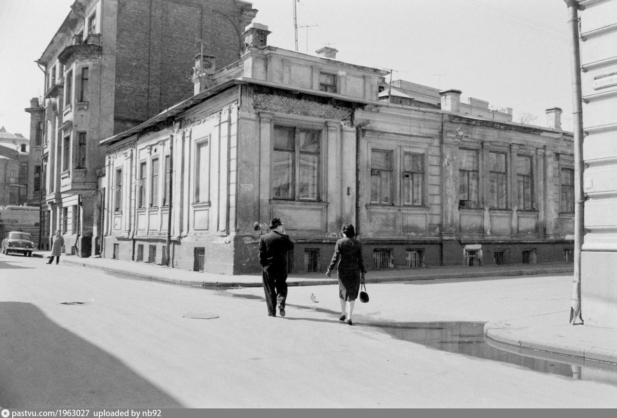 Дом Фили. Угол Медвежьего и Столового переулков. 1960 г. Автор: Carl Mydans. 