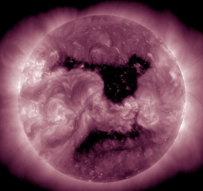    Корональные дыры на Солнце. Фото: лаборатория солнечной астрономии ИКИ и ИСЗФ РАН