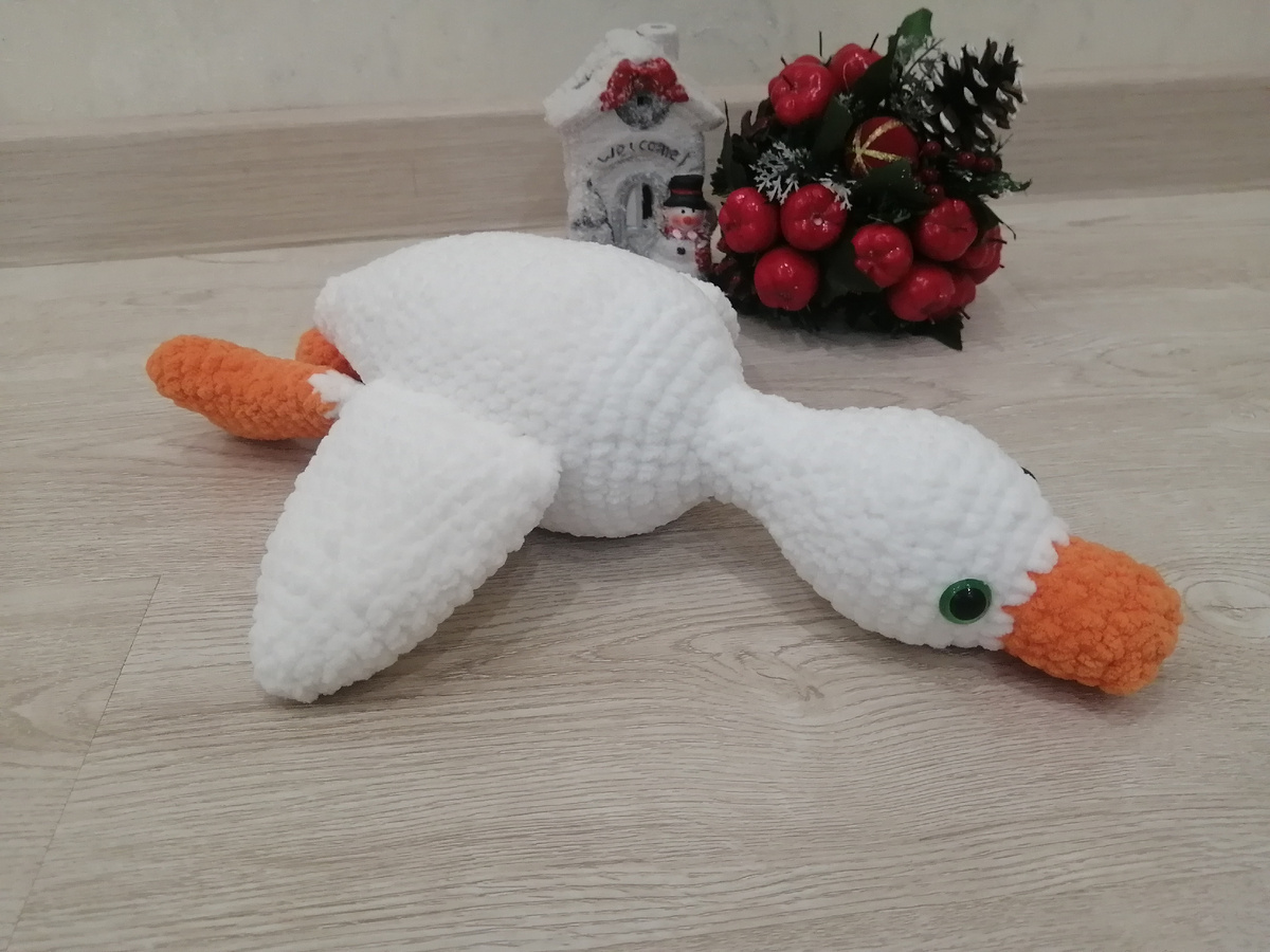 Какой же он милашка получился, длина 35см, для маленьких деток просто супер. Связан из плюшевой пряжи, очень мягкий😍🪿