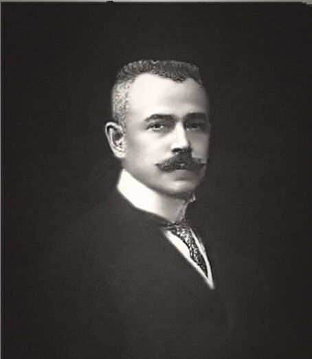 Отставной гусар  Владимир Храповицкий