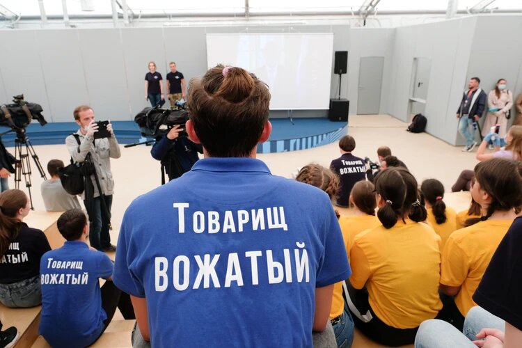 Вожатые следят за детьми, а те за ними... в соцсетях. Фото: Артем КИЛЬКИН.