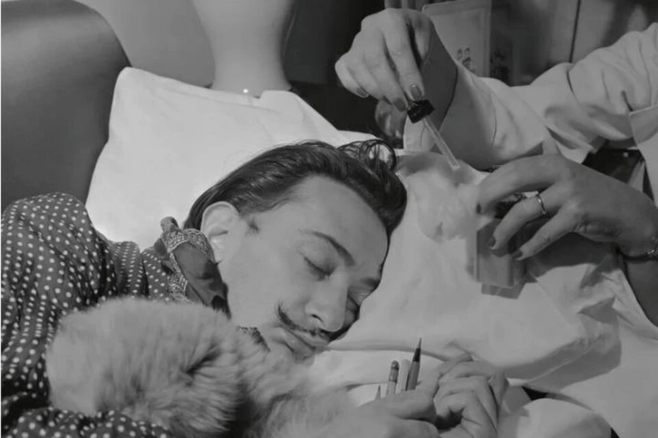 Сюрреалист спал не просто так, а со смыслом.