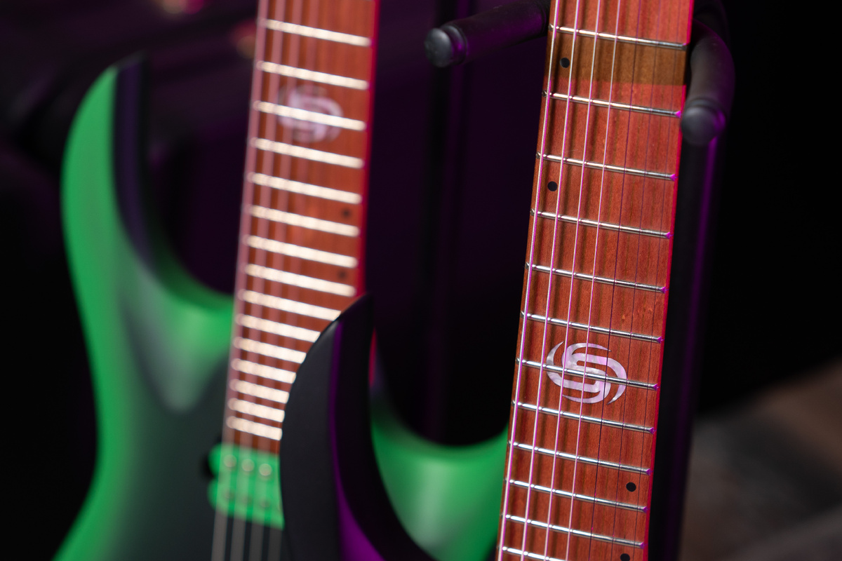 Семиструнные электрогитары SQOE SEIB7S SET GRK и BK