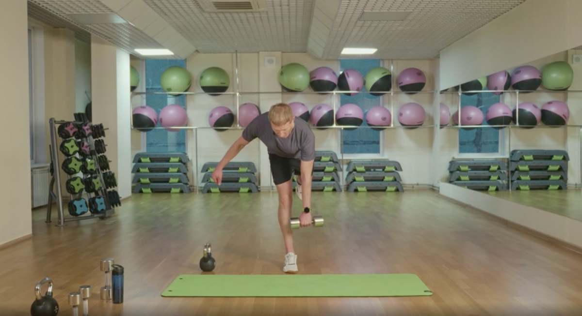 Наклон на одной ноге с гантелью в руке 