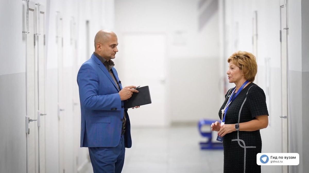 Интервью в Санкт-Петербургском медико-социальном институте (СПбМСИ): слева – первый проректор СПбМСИ, к.м.н., Макаренко Светлана Викторовна, справа – главный редактор СМИ «Гид по вузам», к.п.н., Роман Гетц.