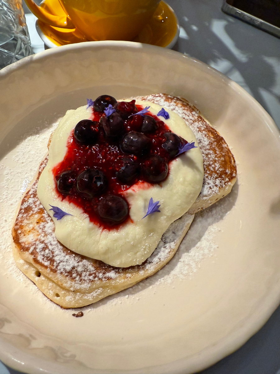 Классические панкейки с ягодами