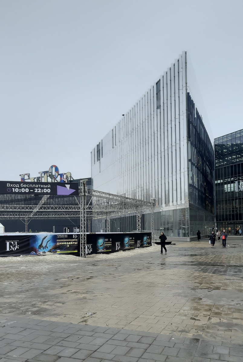 Рядом с ТЦ построили каток, только тает всё, лужи кругом