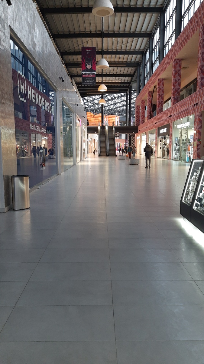 Внутри ТЦ на первом этаже