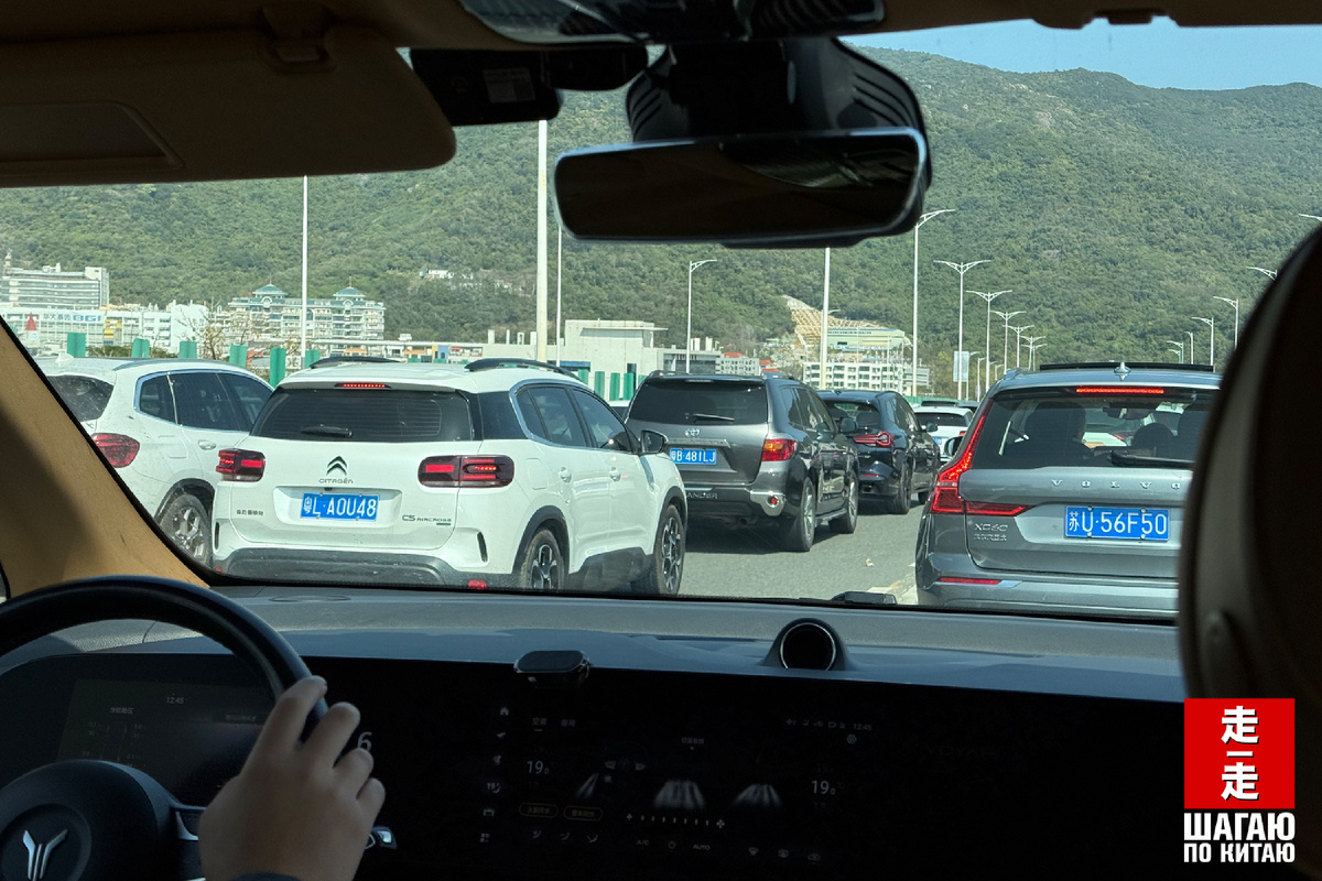 Несмотря на то, что это выезд из Шэньчжэня, в потоке не только шэньчжэньские автомобили. По номерным знакам вижу, что география очень разная.