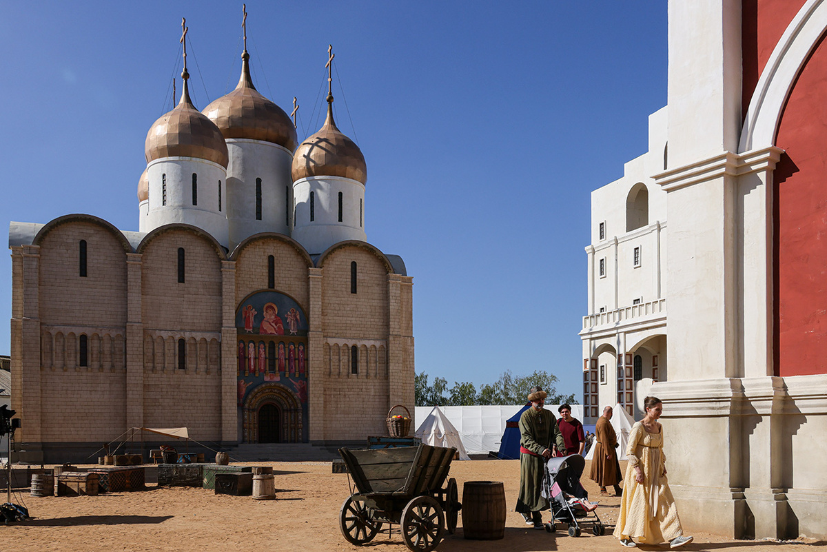 Декорации Соборной площади Кремля на территории кинопарка "Москино". (с) Михаил Метцель / TASS