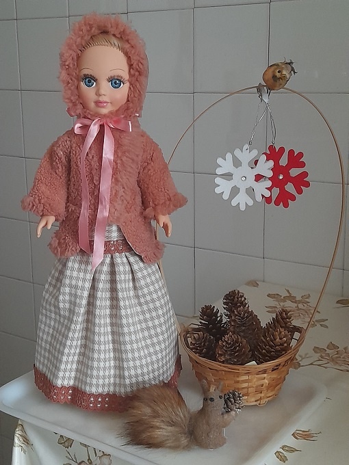 Жемчужно-персиковый полушубок и капор из экомеха для куклы Анастасии. Февраль, 2025.