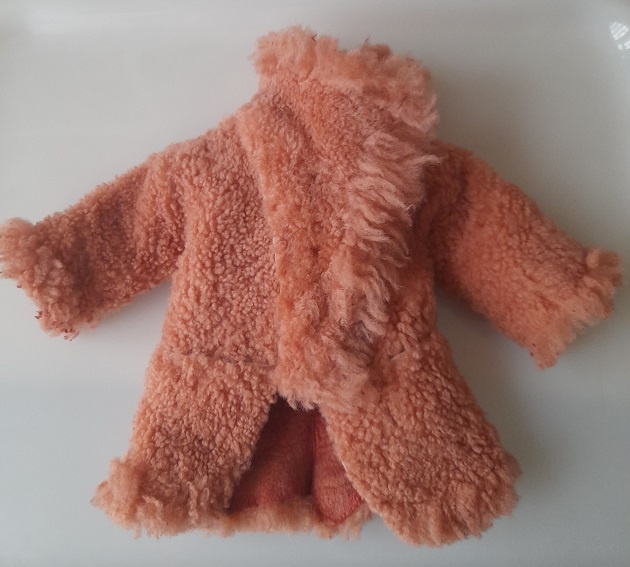 Жемчужно-персиковый полушубок и капор из экомеха для куклы Анастасии. Февраль, 2025.