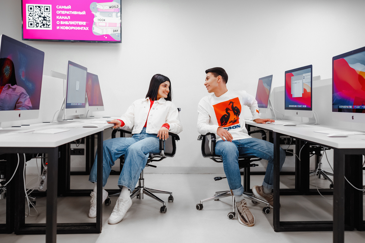    Я училась в магистратуре ИТМО и теперь работаю младшим продуктовым дизайнером