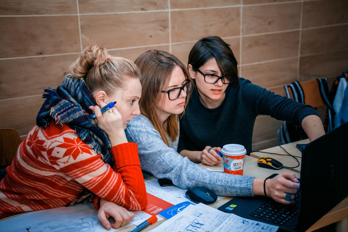    Я училась в магистратуре ИТМО и теперь работаю младшим продуктовым дизайнером