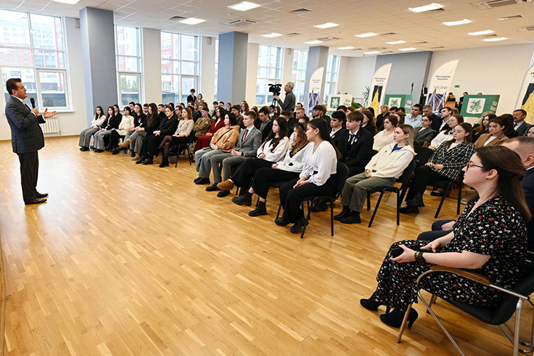    «Мы-то мечтали стать прокурорами, судьями, кто-то — начальником милиции… Мне ни там ни там не повезло — пришлось работать мэром», — так сегодня шутил мэр Казани Ильсур Метшин на встрече со студентами филиала Российской государственной академии правосудия.   
Фото: kzn.ru