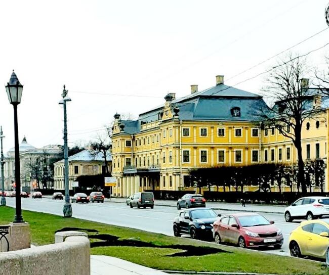 Дворец Меншикова на Университетской набережной /фото из личного архива, 2019/