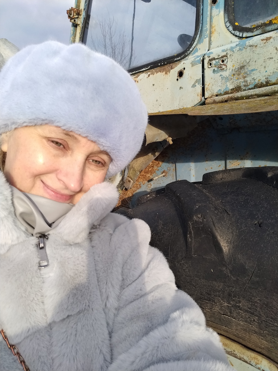 Возле когда-то синего трактора 🚜))