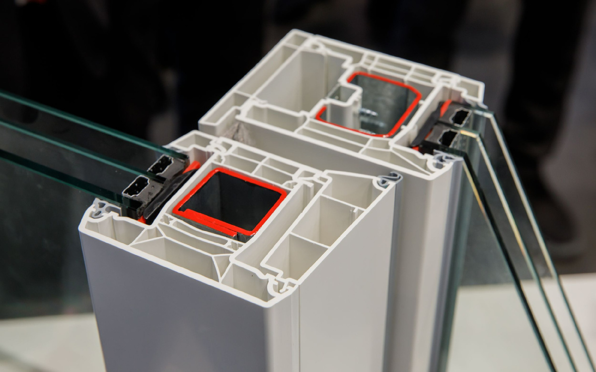 Стальное армирование находится внутри полости оконного профиля - здесь оно подкрашено