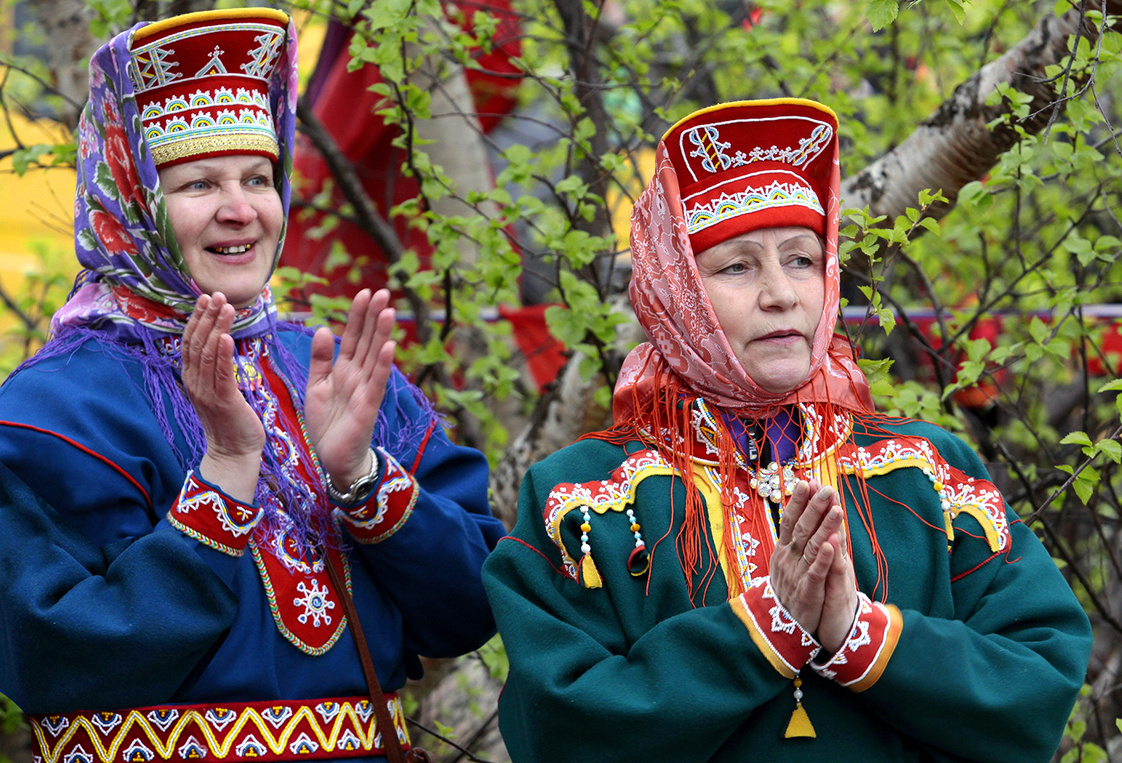 Представительницы народа саами в национальных костюмах, Мурманская область. Фото: Андрей Пронин / GeoPhoto