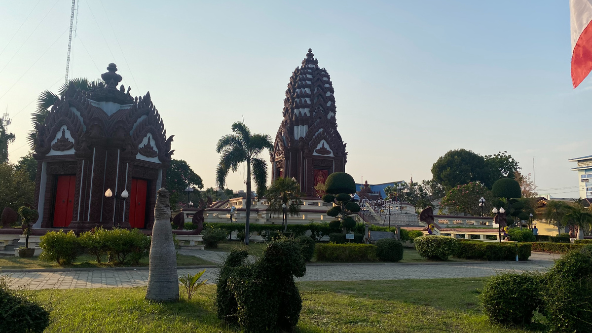Храмовый комплекс в центре города. Бордовые ступы контрастируют с традиционными бело-золотыми храмами центра и юга.