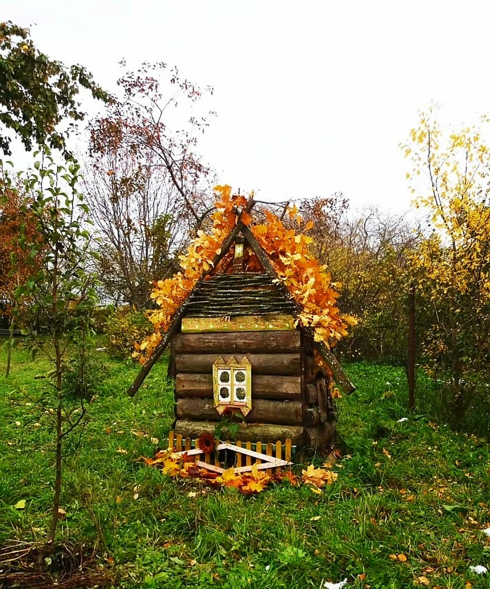 "Избушка" для компоста. Уже отслужила своё.