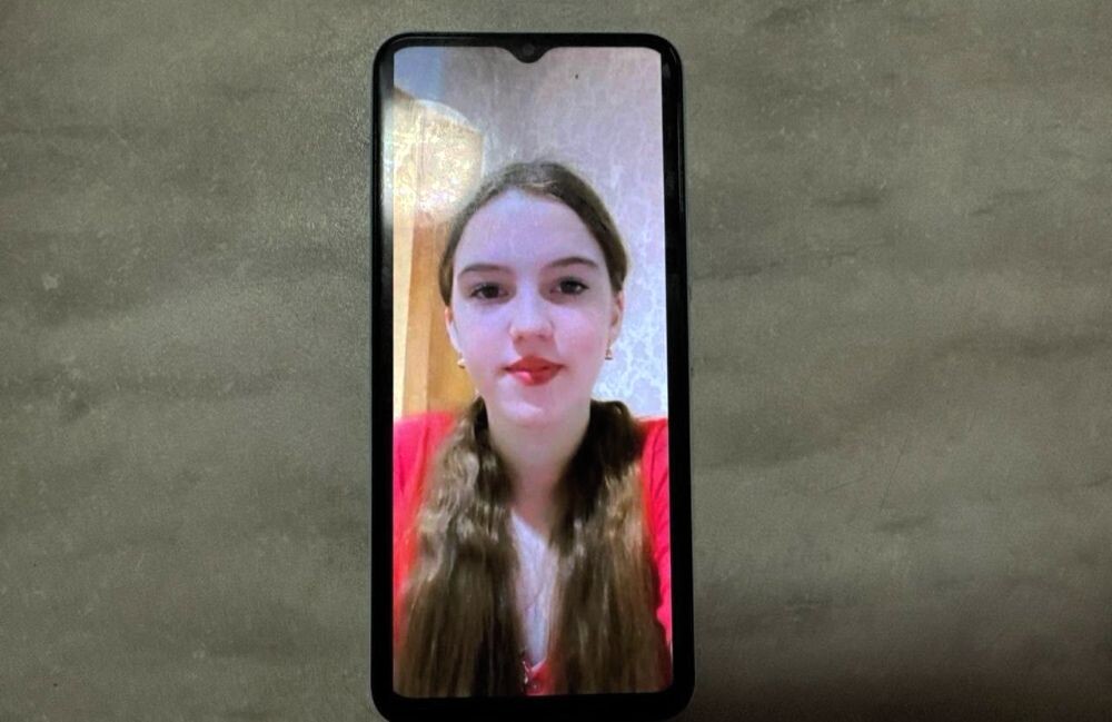 Александра, по мнению знакомых, родных и близких хорошая девочка, из приличной семьи