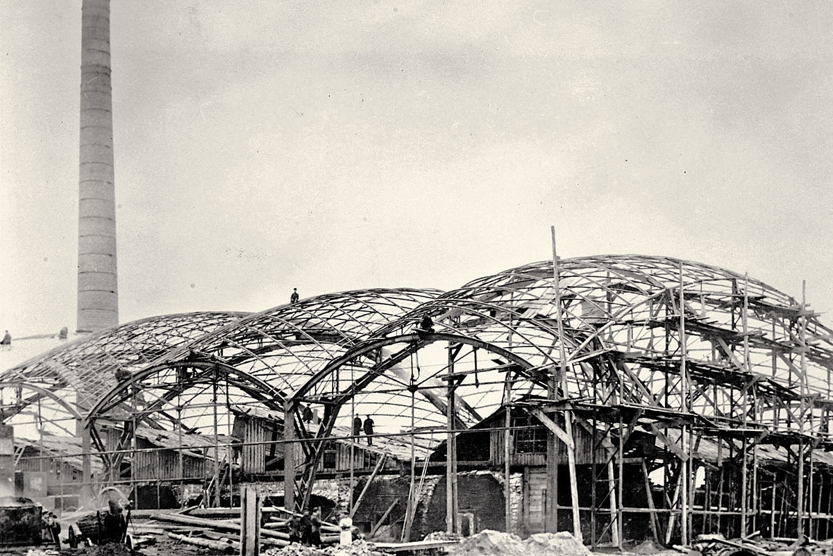 Листопрокатный цех в процессе строительства. Фото 1897 г.