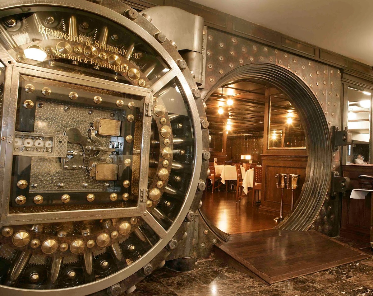 где-то в мире, ресторан в бывшем банковском хранилище - оцените размер сейфа!