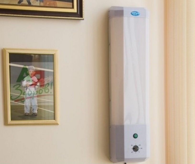 Рециркулятор. Приборы находятся в каждой группе. Совершенно безопасны. Поэтому работают, когда там находятся дети. 