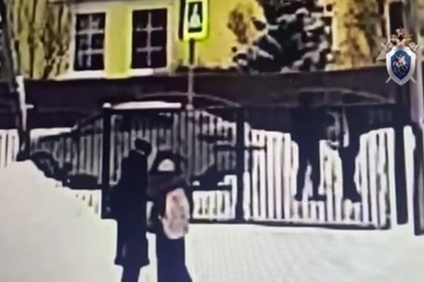    Автомобиль похитителей за забором школы. Фото: кадр оперативного видео СУ СК РФ по Тюменской области