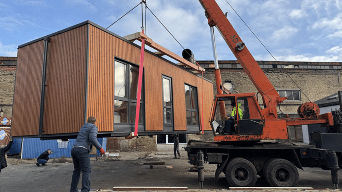 Фото с производства модульных домов и бань.