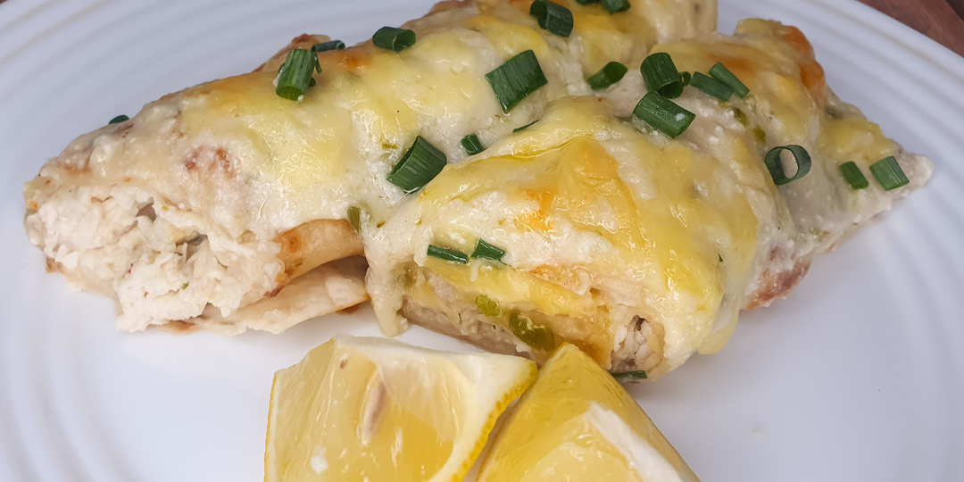 Энчиладас с курицей и перчиком чили под сливочным соусом