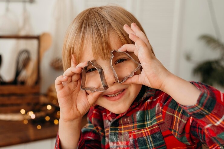 Источник изображения: https://ru.freepik.com/free-photo/kid-playing-with-form-cookies_10892246.htm#fromView=search&page=1&position=28&uuid=40bdff7b-58e2-49f4-9df0-031caa3473d9&new_detail=true&query=%D0%B4%D0%B5%D1%82%D0%B8