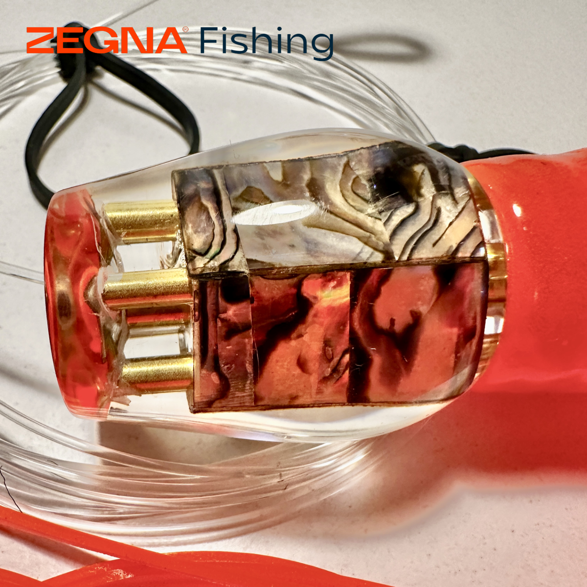 Полимерная вогнутая голова приманки -  запатентованной уникальной формы. За счет специальной формы головы и наличию отверстий при погружении приманка создает под водой бурление и пузырьки, что привлекает хищника и увеличивает вероятность поклевки. Внутри головы находится перламутровая светоотражающая начинка, которая мерцает и бликует под водой, имитируя натуральный блеск чешуи.

 