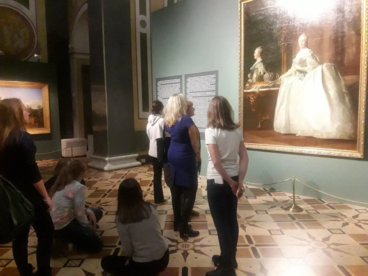 Эрмитаж утомил так, что сил стоять не осталось)