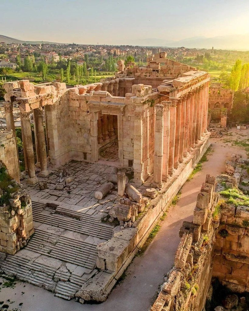 Храм Бахуса, который сохранился лучше чем храм Юпитера. Вместе с храмом Венеры они стоят на месте храмового комплекса Баала. Баальбек, Ливан.