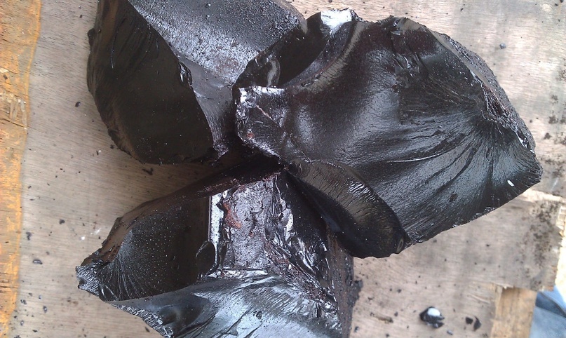 Примерно так это выглядело, куски отковыривали небольшие, около 5см в проекции (фото из интернета)