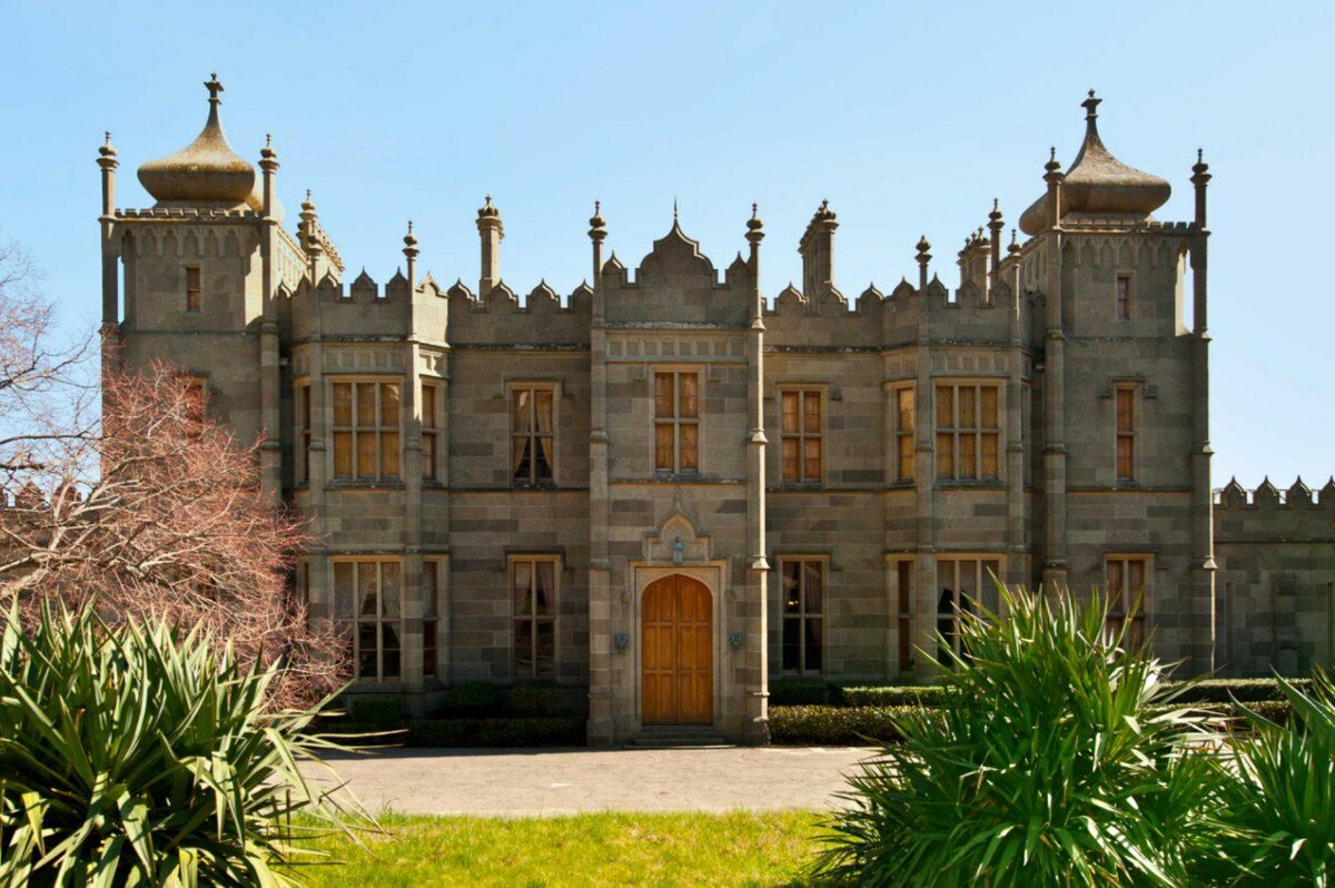 Воронцовский дворец расположен в г. Алупке (Крым) у подножия горы Ай-Петри