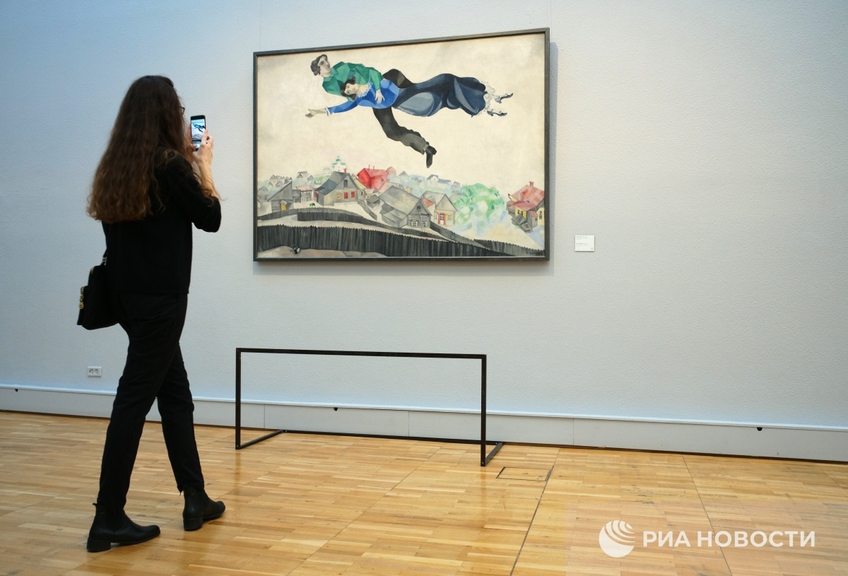 Картина Марка Шагала «Над городом» в постоянной экспозиции Новой Третьяковки © Сергей Пятаков, РИА Новости